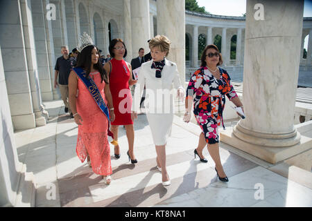 Congressista Madeleine Bordallo di Guam colloqui con Alana Chargualaf, la 72esima Festa della Liberazione Regina, camminando attraverso il memoriale anfiteatro presso il Cimitero Nazionale di Arlington, Arlington, Virginia, luglio 14, 2017. Bordallo ha partecipato in precedenza in un esercito tutti gli onori Wreath-Laying cerimonia presso la tomba del Milite Ignoto per commemorare il 73º anniversario della liberazione di Guam e la battaglia per le Isole Marianne Settentrionali a(STATI UNITI Foto dell'esercito da Elizabeth Fraser / il Cimitero Nazionale di Arlington / rilasciato) Foto Stock