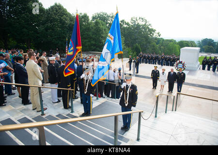 (Da sinistra) Brig. Gen. Roderick Guerrero, adjunct generale, Guam; Congressista Madeleine Bordallo di Guam; Congressman Gregorio Sablan delle Isole Marianne Settentrionali; e Col. Jason Garvey, 3d Reggimento di Fanteria comandante, partecipare a un esercito tutti gli onori Wreath-Laying cerimonia presso la tomba del Milite Ignoto per commemorare il 73º anniversario della liberazione di Guam e la battaglia per le Isole Marianne del Nord presso il Cimitero Nazionale di Arlington, Arlington, Virginia, luglio 14, 2017. (U.S. Foto dell'esercito da Elizabeth Fraser / il Cimitero Nazionale di Arlington / rilasciato) Foto Stock