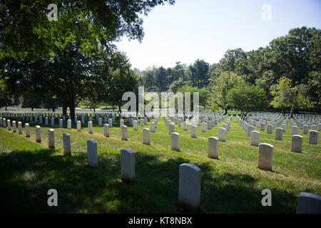 Il primo giorno di estate presso il Cimitero Nazionale di Arlington, Arlington, Virginia, Giugno 21, 2017. Il cimitero di 651 acri è il luogo del riposo finale per più di 400.000 active duty i membri del servizio, i veterani e le loro famiglie. (U.S. Foto dell'esercito da Elizabeth Fraser/Al Cimitero Nazionale di Arlington/rilasciato) Foto Stock