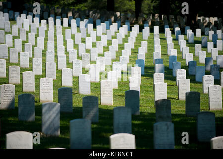 Il primo giorno di estate presso il Cimitero Nazionale di Arlington, Arlington, Virginia, Giugno 21, 2017. Il cimitero di 651 acri è il luogo del riposo finale per più di 400.000 active duty i membri del servizio, i veterani e le loro famiglie. (U.S. Foto dell'esercito da Elizabeth Fraser/Al Cimitero Nazionale di Arlington/rilasciato) Foto Stock
