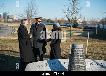 Dal congressista Steve Stivers (R-OH); Lt. Gen. Gary guancia, Direttore dell'esercito personale; e Karen Durham-Aguilera, direttore esecutivo, Esercito Nazionale i cimiteri militari; partecipare alla cerimonia per la tomba di ricordo nella sezione 72 di Al Cimitero Nazionale di Arlington Arlington, Virginia, Dic 13, 2017. La Tomba di ricordo è esclusivamente per il posizionamento delle porzioni di cremato resti del defunto active servizio i membri delle Forze Armate idonei per inumazione. (U.S. Foto dell'esercito da Elizabeth Fraser) Foto Stock