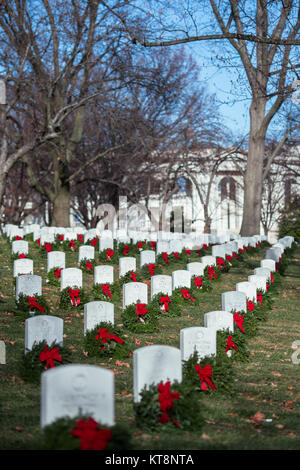 Ghirlande resto sulle lapidi nella sezione 35 di Al Cimitero Nazionale di Arlington Arlington, Virginia, Dic 19, 2017. Il 16 Dicembre il cimitero ha ospitato le ghirlande in tutta l'America anche che ha portato più di 75.000 volontari per il Cimitero Nazionale di Arlington al posto di corone a gravesites. (U.S. Foto dell'esercito da Elizabeth Fraser / il Cimitero Nazionale di Arlington / rilasciato) Foto Stock