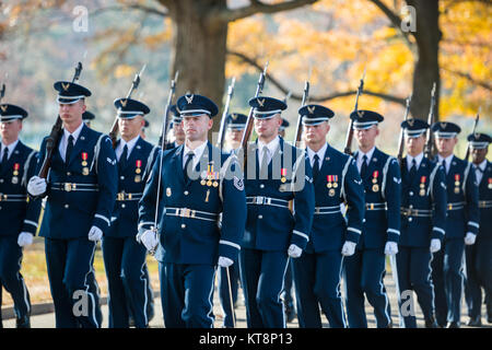 Gli Stati Uniti Air Force Guardia d'onore partecipare in tutti gli onori del funerale di U.S. Air Force Lt. Col. (Ret.) William Hellkamp nella sezione 55 di Al Cimitero Nazionale di Arlington, Arlington, Virginia, dal 1 dicembre 2017. Hellkamp servita negli Stati Uniti Esercito durante la Seconda Guerra Mondiale dal 1945 al 1946 e restituito al servizio attivo nel 1949 con gli Stati Uniti Air Force dopo la ricezione di una laurea dall'Università di Cincinnati. Hellkamp ha partecipato in Vietnam, Corea, e della seconda guerra mondiale i conflitti prima di andare in pensione nel 1977. Lui e la sua famiglia spostando indietro al Fairfield, Virginia dove hanno risieduto in quanto. Hellkamp è sopravvissuto con il suo sensore di acqua nel combustibile Foto Stock