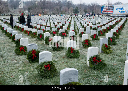 Ghirlande resto sulle lapidi nel Cimitero di Arlington durante la ghirlanda di tutta l'America caso, Dic 17, 2016 in Arlington, Virginia quest anno ricorre il venticinquesimo anno che le corone sono state poste a ANC. (U.S. Foto dell'esercito da Rachel Larue/Al Cimitero Nazionale di Arlington/rilasciato) Foto Stock