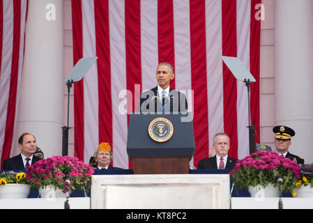 Il Presidente degli Stati Uniti Barack Obama dà commento durante la Nazionale Veterani giorno rispetto al Cimitero Nazionale di Arlington, Memoriale dell anfiteatro, nov. 11, 2016 in Arlington, Virginia Obama anche deposto una corona presso la tomba del Milite Ignoto. (U.S. Foto dell'esercito da Rachel Larue/Al Cimitero Nazionale di Arlington/rilasciato) Foto Stock