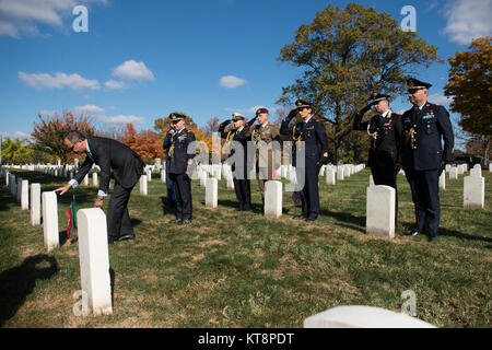 Armando Varricchio, sinistra, Ambasciatore d'Italia negli Stati Uniti, insieme con i membri del personale di ambasciata, visita la tomba di Nicola Scotti nella sezione 17 di Al Cimitero Nazionale di Arlington, nov. 4, 2016 in Arlington, Virginia Varricchio anche deposto una corona presso la tomba del Milite Ignoto. (U.S. Foto dell'esercito da Rachel Larue/Al Cimitero Nazionale di Arlington/rilasciato) Foto Stock