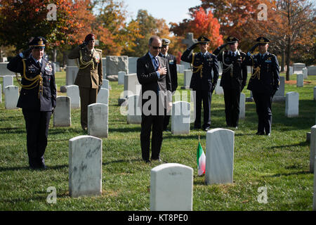 Armando Varricchio, centro, Ambasciatore d'Italia per gli Stati Uniti e il Mag. Gen. Luca Goretti, sinistra, Difesa italiana Attaché all'Ambasciata Italiana, rendere onori dopo l'immissione di una bandiera italiana sul gravesites di Mario Batista e Cpl. Arcangelo Prudenza in Al Cimitero Nazionale di Arlington, nov. 4, 2016 in Arlington, Virginia Varricchio anche deposto una corona presso la tomba del Milite Ignoto. (U.S. Foto dell'esercito da Rachel Larue/Al Cimitero Nazionale di Arlington/rilasciato) Foto Stock