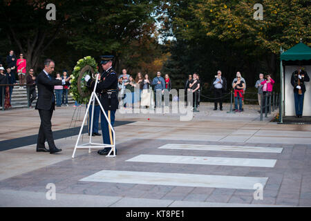 Armando Varricchio, Ambasciatore d'Italia negli Stati Uniti, stabilisce una corona presso la tomba del Milite Ignoto in Al Cimitero Nazionale di Arlington, nov. 4, 2016 in Arlington, Virginia Varricchio, insieme con il personale dell'Ambasciata, ha visitato anche diverse altre posizioni all'interno del cimitero. (U.S. Foto dell'esercito da Rachel Larue/Al Cimitero Nazionale di Arlington/rilasciato) Foto Stock