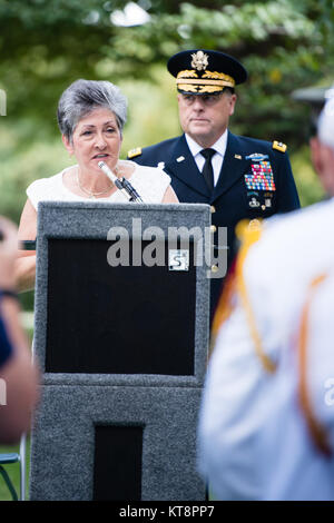 Candy Martin, il presidente americano Stella d'oro madri Inc., dà commento durante la cerimonia commemorativa per la Stella d'Oro Giorno della Madre in Al Cimitero Nazionale di Arlington, Sett. 25, 2016 in Arlington, Virginia La cerimonia ha segnato l ottantesimo Stella d'Oro Giornata della madre. (U.S. Foto dell'esercito da Rachel Larue/Al Cimitero Nazionale di Arlington/rilasciato) Foto Stock