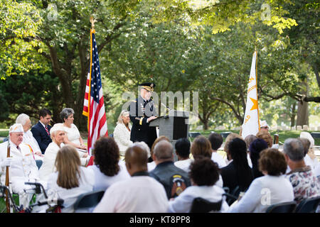 Gen. Mark A. Milley, 39th capo del personale dell'esercito, dà commento durante la cerimonia commemorativa per la Stella d'Oro Giorno della Madre in Al Cimitero Nazionale di Arlington, Sett. 25, 2016 in Arlington, Virginia La cerimonia ha segnato l ottantesimo Stella d'Oro Giornata della madre. (U.S. Foto dell'esercito da Rachel Larue/Al Cimitero Nazionale di Arlington/rilasciato) Foto Stock