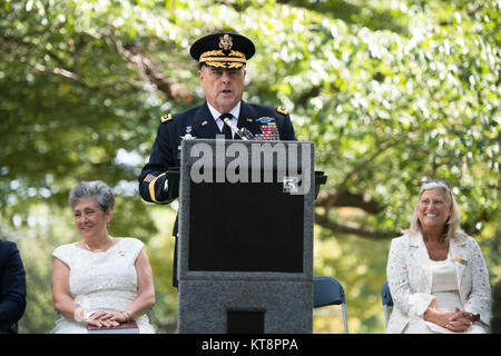 Gen. Mark A. Milley, 39th capo del personale dell'esercito, dà commento durante la cerimonia commemorativa per la Stella d'Oro Giorno della Madre in Al Cimitero Nazionale di Arlington, Sett. 25, 2016 in Arlington, Virginia La cerimonia ha segnato l ottantesimo Stella d'Oro Giornata della madre. (U.S. Foto dell'esercito da Rachel Larue/Al Cimitero Nazionale di Arlington/rilasciato) Foto Stock