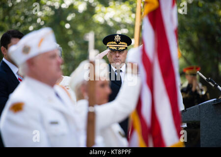 Gen. Mark A. Milley, 39th capo del personale dell'esercito, saluta durante la cerimonia commemorativa per la Stella d'Oro Giorno della Madre in Al Cimitero Nazionale di Arlington, Sett. 25, 2016 in Arlington, Virginia La cerimonia ha segnato l ottantesimo Stella d'Oro Giornata della madre. (U.S. Foto dell'esercito da Rachel Larue/Al Cimitero Nazionale di Arlington/rilasciato) Foto Stock