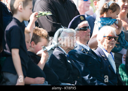 Persone in lutto frequentare il servizio graveside per United States Army Air Forces (Donne Air Force pilota di servizio) Firenze Elaine Danforth Harmon in Al Cimitero Nazionale di Arlington, Sett. 7, 2016 in Arlington, Virginia Harmon era inurned in Columbarium corte 9. (U.S. Foto dell'esercito da Rachel Larue/Al Cimitero Nazionale di Arlington/rilasciato) Foto Stock