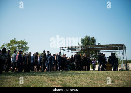 Persone in lutto frequentare il servizio graveside per United States Army Air Forces (Donne Air Force pilota di servizio) Firenze Elaine Danforth Harmon in Al Cimitero Nazionale di Arlington, Sett. 7, 2016 in Arlington, Virginia Harmon era inurned in Columbarium corte 9. (U.S. Foto dell'esercito da Rachel Larue/Al Cimitero Nazionale di Arlington/rilasciato) Foto Stock