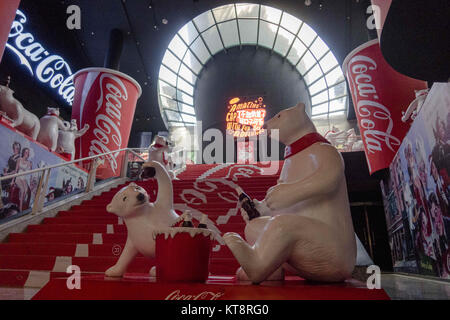 Shanghai, Shanghai, Cina. 22 Dic, 2017. Shanghai, Cina-22 dicembre 2017:(solo uso editoriale. Cina OUT) .orso polare sculture può essere visto al Ristorante Coca Cola sotto la Oriental Pearl Tower a Shanghai, Dicembre 22nd, 2017. Credito: SIPA Asia/ZUMA filo/Alamy Live News Foto Stock