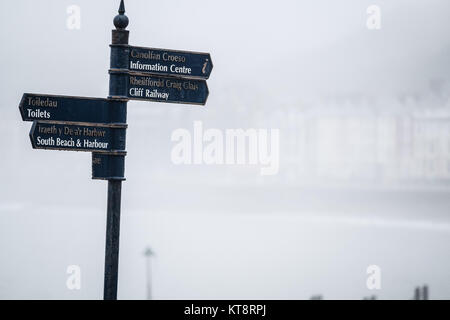 Aberystwyth Wales UK, venerdì 22 dicembre 2017 UK Meteo: nebbia fitta nebbia e avvolgenti la passeggiata in Aberystwyth, Ceredigion, west wales, su una molto lieve (11ºC) e calma piatta mattina in testa fino a Natale 2017 Photo credit: Keith Morris/Alamy Live News Foto Stock