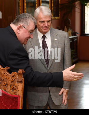 Praga, Repubblica Ceca. 22 Dic, 2017. L'Arcivescovo di Praga Il Cardinale Dominik Duka, sinistra, incontra Stephen B. King, U.S. Ambasciatore a Repubblica Ceca a Praga Repubblica Ceca, Venerdì, 22 dicembre 2017. Credito: Michal Krumphanzl/CTK foto/Alamy Live News Foto Stock