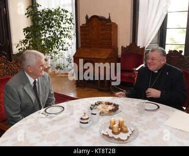 Praga, Repubblica Ceca. 22 Dic, 2017. L'Arcivescovo di Praga Il Cardinale Dominik Duka, destra, incontra Stephen B. King, U.S. Ambasciatore a Repubblica Ceca a Praga Repubblica Ceca, Venerdì, 22 dicembre 2017. Credito: Michal Krumphanzl/CTK foto/Alamy Live News Foto Stock