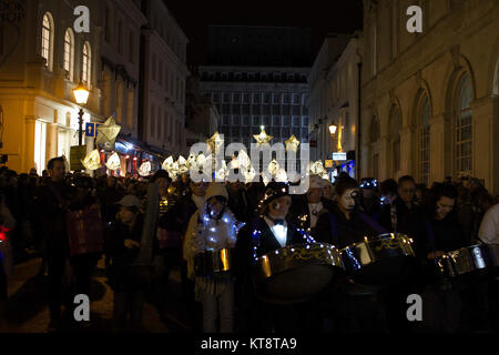 Dicembre 21, 2017 - ''bruciare gli orologi'' è una festa delle lanterne per contrassegnare il solstizio d'inverno e il giorno più corto dell'anno, 21 dicembre. Esso è tenuto a Brighton nel Regno Unito Credito: Matt Duckett/ImagesLive/ZUMA filo/Alamy Live News Foto Stock