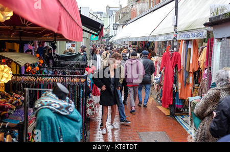 Brighton Regno Unito 22 Dicembre 2017 - gli acquirenti di Natale erano in vigore in Brighton oggi come è prevista per essere il giorno di punta per i viaggi oltre il periodo festivo in tutto il Regno Unito fotografia scattata da Simon Dack Foto Stock