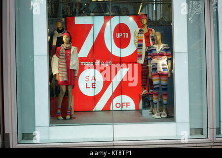 Londra, UK, 22 dic 2017. Gli acquirenti di festa cercando la canzone su London Oxford Street la vendita come il giorno di Natale si avvicina a credito: Vedere Li/Alamy Live News Foto Stock