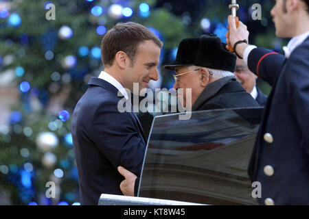 Paris, Paris, Francia. Il 15 luglio 2013. Il Presidente francese Emmanuel Macron incontra il presidente palestinese Mahmoud Abbas all'Elysee Palace a Parigi, Francia, 22 dicembre 2017 Credit: Thaer Ganaim APA/images/ZUMA filo/Alamy Live News Foto Stock