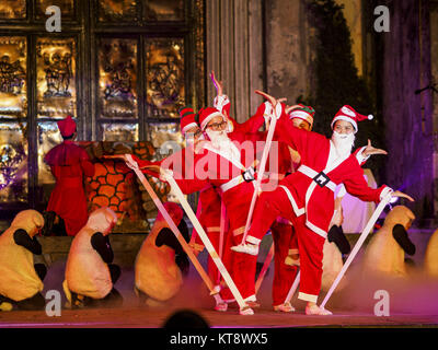 Hanoi, Hanoi, Vietnam. 22 Dic, 2017. Una scenetta durante il Natale mostra a San Giuseppe nella Cattedrale di Hanoi. Vi sono circa 5,6 milioni di cattolici in Vietnam. La Cattedrale è stata una delle prime strutture costruite dai Francesi durante l'epoca coloniale ed è stato inaugurato nel 1886. Si tratta di uno dei più popolari attrazioni turistiche di Hanoi. Credit: Jack Kurtz/ZUMA filo/Alamy Live News Foto Stock