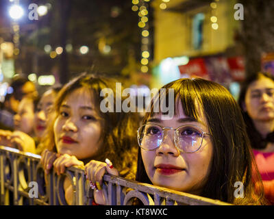 Hanoi, Hanoi, Vietnam. 22 Dic, 2017. La gente guarda i film di Natale a San Giuseppe nella Cattedrale di Hanoi. Vi sono circa 5,6 milioni di cattolici in Vietnam. La Cattedrale è stata una delle prime strutture costruite dai Francesi durante l'epoca coloniale ed è stato inaugurato nel 1886. Si tratta di uno dei più popolari attrazioni turistiche di Hanoi. Credit: Jack Kurtz/ZUMA filo/Alamy Live News Foto Stock