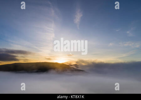 Keswick, UK. 22 Dic, 2017. Drone immagine aerea di sunrise oltre la foschia sopra Keswick Credito: Russell Millner/Alamy Live News Foto Stock