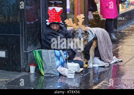 Glasgow, Scozia, 22 dicembre. Il fenomeno dei senzatetto a Natale ora un attrazione turistica in città con il nuovo mondo famoso senzatetto Gesù statua in Nelson Mandela luogo e il nuovo theatrics di mendicanti. Credito: gerard ferry/Alamy Live News Foto Stock