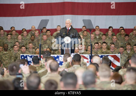 Bagram, Afghanistan. Xxi Dec, 2017. Stati Uniti Vice Presidente Mike Pence indirizzi di membri di servizio durante un Natale senza preavviso visita a Bagram Air Base Dicembre 21, 2017 in Bagram, Afghanistan. Pence ha dimostrato il suo sostegno al governo afghano e messo in guardia vicino Pakistan per arrestare ospitanti dei gruppi militanti. Credito: Planetpix/Alamy Live News Foto Stock