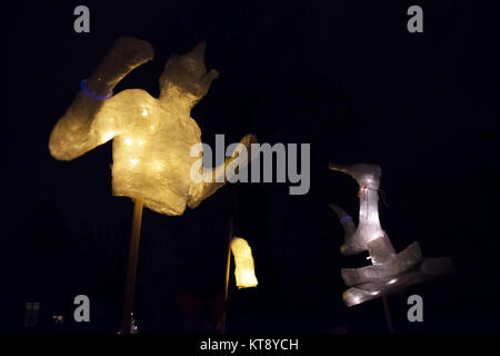 Mons, Belgio. 22 Dic, 2017. Natale processione con le torce nel parco del Castello il 22 dicembre 2017 a Mons in Belgio Credito: Skyfish/Alamy Live News Foto Stock