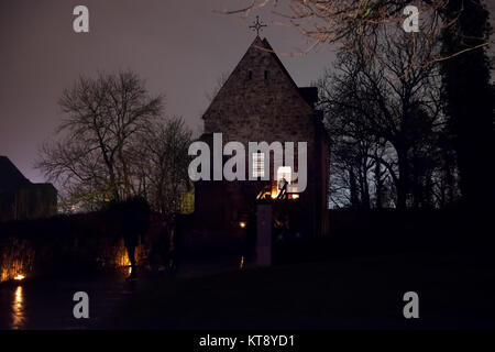 Mons, Belgio. 22 Dic, 2017. Il parco del castello in sera di Natale processione con le torce su dicembre 22, 2017 a Mons in Belgio Credito: Skyfish/Alamy Live News Foto Stock