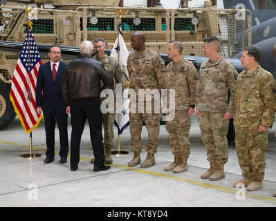 Bagram, Afghanistan. Xxi Dec, 2017. Stati Uniti Vice Presidente Mike Pence saluta gli alti ufficiali militari durante un Natale senza preavviso visita a Bagram Air Base Dicembre 21, 2017 in Bagram, Afghanistan. Pence ha dimostrato il suo sostegno al governo afghano e messo in guardia vicino Pakistan per arrestare ospitanti dei gruppi militanti. Credito: Planetpix/Alamy Live News Foto Stock