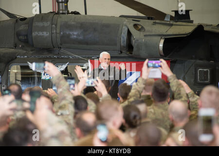 Bagram, Afghanistan. Xxi Dec, 2017. Stati Uniti Vice Presidente Mike Pence onde per i membri del servizio durante un Natale senza preavviso visita a Bagram Air Base Dicembre 21, 2017 in Bagram, Afghanistan. Pence ha dimostrato il suo sostegno al governo afghano e messo in guardia vicino Pakistan per arrestare ospitanti dei gruppi militanti. Credito: Planetpix/Alamy Live News Foto Stock