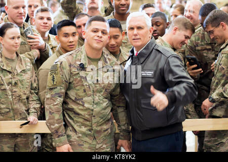 Bagram, Afghanistan. Xxi Dec, 2017. Stati Uniti Vice Presidente Mike Pence pone per selfies con organi di servizio durante un Natale senza preavviso visita a Bagram Air Base Dicembre 21, 2017 in Bagram, Afghanistan. Pence ha dimostrato il suo sostegno al governo afghano e messo in guardia vicino Pakistan per arrestare ospitanti dei gruppi militanti. Credito: Planetpix/Alamy Live News Foto Stock