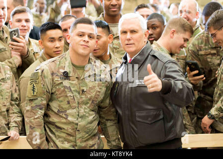 Bagram, Afghanistan. Xxi Dec, 2017. Stati Uniti Vice Presidente Mike Pence pone per selfies con organi di servizio durante un Natale senza preavviso visita a Bagram Air Base Dicembre 21, 2017 in Bagram, Afghanistan. Pence ha dimostrato il suo sostegno al governo afghano e messo in guardia vicino Pakistan per arrestare ospitanti dei gruppi militanti. Credito: Planetpix/Alamy Live News Foto Stock