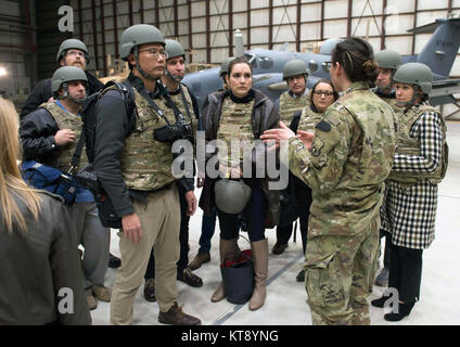 Bagram, Afghanistan. Xxi Dec, 2017. I membri del pool di supporti disegni U.S. Vice Presidente Mike Pence sono breifed durante un Natale senza preavviso visita a Bagram Air Base Dicembre 21, 2017 in Bagram, Afghanistan. Credito: Planetpix/Alamy Live News Foto Stock