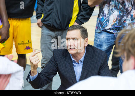 Casella di rame Arena, Londra, 22 dic 2017. I Lions coach Karol spiega la sua strategia per il team. Eseguire le tensioni alta nel British Basketball League tra la squadra di casa a Londra i Lions e gli ospiti Plymouth Raiders. I Lions vincere 95-67. Credito: Imageplotter News e sport/Alamy Live News Foto Stock