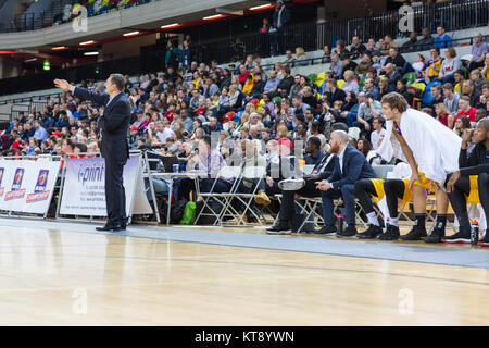 Casella di rame Arena, Londra, 22 dic 2017. Il banco di Lions e team coaching durante il gioco. Eseguire le tensioni alta nel British Basketball League tra la squadra di casa a Londra i Lions e gli ospiti Plymouth Raiders.Lions vincere 95-67. Credito: Imageplotter News e sport/Alamy Live News Foto Stock