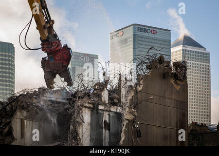 Londra, Regno Unito. 22 Dic, 2017. Continua demolizione di Robin Hood Gardens, il post-guerra in complesso residenziale nella zona est di Londra progettato da esponenti della nuova brutalism, Alison e Peter Smithson. Credito: Guy Corbishley/Alamy Live News Foto Stock