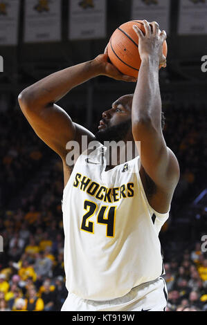 Wichita, Kansas, Stati Uniti d'America. 22 Dic, 2017. Wichita State Shockers center Shaquille Morris (24) Spara la palla durante il NCAA Pallacanestro tra la costa del Golfo della Florida aquile e Wichita State Shockers a Charles Koch Arena di Wichita, Kansas. Kendall Shaw/CSM/Alamy Live News Foto Stock