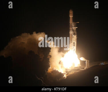 Vandenberg AFB. In California, Stati Uniti d'America. Un precedentemente volato Falcon 9 booster blastoff venerdì dalla base aerea di Vandenberg il razzo è di trasportare 10 nuova generazione di satelliti per le comunicazioni di iridio. Credit: Gene Blevins/ZUMA filo/Alamy Live News Foto Stock