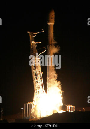 Vandenberg AFB. In California, Stati Uniti d'America. Un precedentemente volato Falcon 9 booster blastoff venerdì dalla base aerea di Vandenberg il razzo è di trasportare 10 nuova generazione di satelliti per le comunicazioni di iridio. Credit: Gene Blevins/ZUMA filo/Alamy Live News Foto Stock