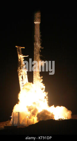 Vandenberg AFB. In California, Stati Uniti d'America. Un precedentemente volato Falcon 9 booster blastoff venerdì dalla base aerea di Vandenberg il razzo è di trasportare 10 nuova generazione di satelliti per le comunicazioni di iridio. Credit: Gene Blevins/ZUMA filo/Alamy Live News Foto Stock