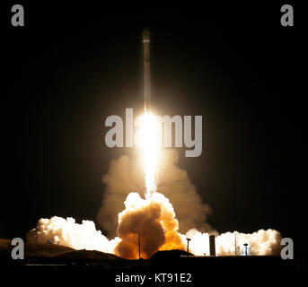 Vandenberg AFB. In California, Stati Uniti d'America. Un precedentemente volato Falcon 9 booster blastoff venerdì dalla base aerea di Vandenberg il razzo è di trasportare 10 nuova generazione di satelliti per le comunicazioni di iridio. Credit: Gene Blevins/ZUMA filo/Alamy Live News Foto Stock