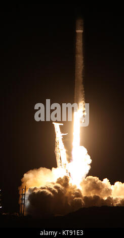 Vandenberg AFB. In California, Stati Uniti d'America. Un precedentemente volato Falcon 9 booster blastoff venerdì dalla base aerea di Vandenberg il razzo è di trasportare 10 nuova generazione di satelliti per le comunicazioni di iridio. Credit: Gene Blevins/ZUMA filo/Alamy Live News Foto Stock