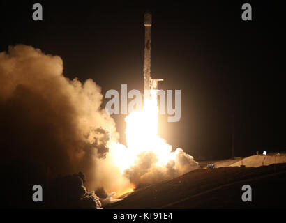 Vandenberg AFB. In California, Stati Uniti d'America. Un precedentemente volato Falcon 9 booster blastoff venerdì dalla base aerea di Vandenberg il razzo è di trasportare 10 nuova generazione di satelliti per le comunicazioni di iridio. Credit: Gene Blevins/ZUMA filo/Alamy Live News Foto Stock