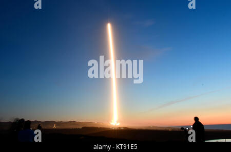 Vandenberg AFB. In California, Stati Uniti d'America. Un precedentemente volato Falcon 9 booster blastoff venerdì dalla base aerea di Vandenberg il razzo è di trasportare 10 nuova generazione di satelliti per le comunicazioni di iridio. Credit: Gene Blevins/ZUMA filo/Alamy Live News Foto Stock