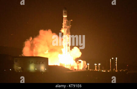 Vandenberg AFB. In California, Stati Uniti d'America. Un precedentemente volato Falcon 9 booster blastoff venerdì dalla base aerea di Vandenberg il razzo è di trasportare 10 nuova generazione di satelliti per le comunicazioni di iridio. Credit: Gene Blevins/ZUMA filo/Alamy Live News Foto Stock